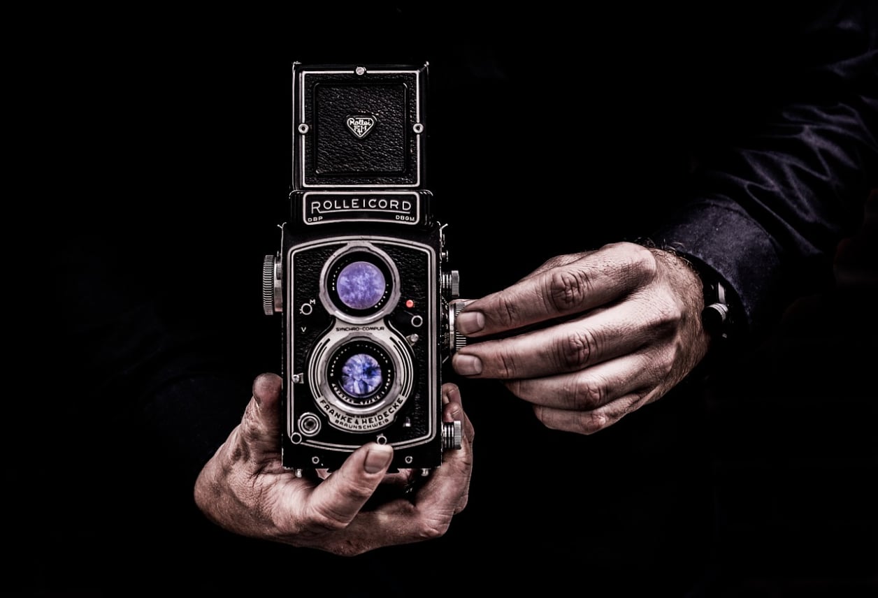 An old camera similar to what once used by the 'maniniyot' in city parks.